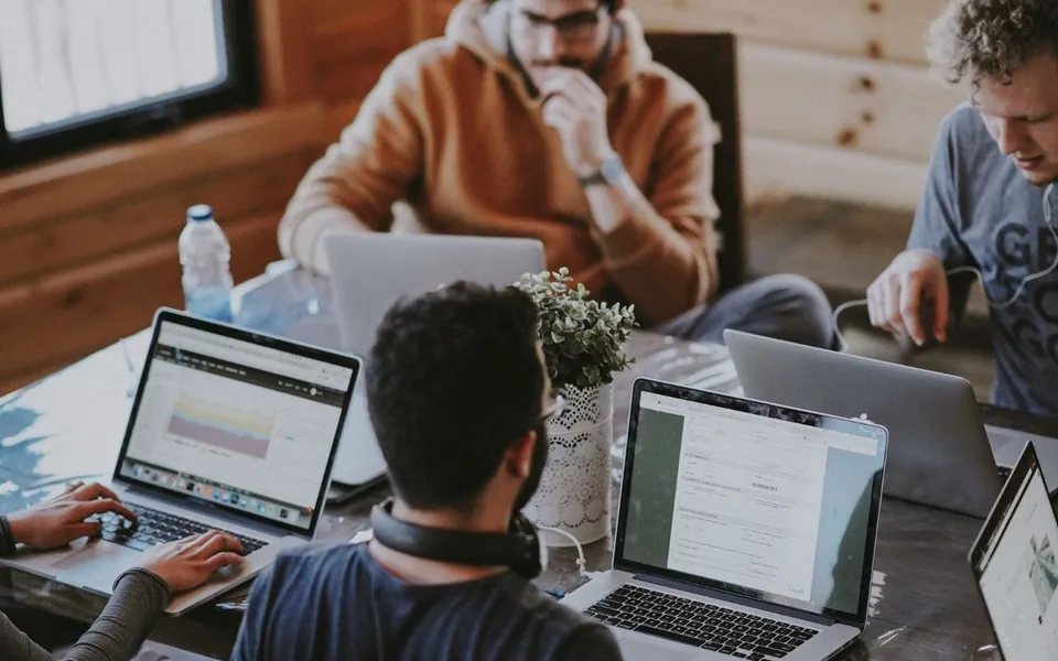 Equipe planejando conteúdo B2B e artigos especializados