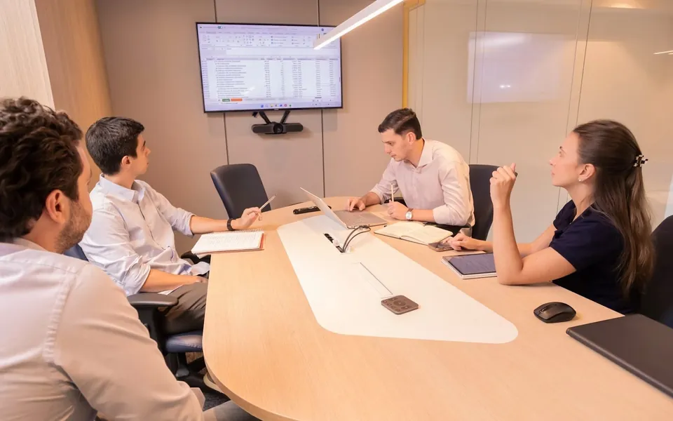 Equipe B2B internacional planejando mercado e vendas em conjunto