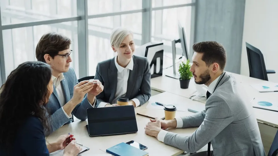 Equipe B2B em uma reunião de estratégia internacional